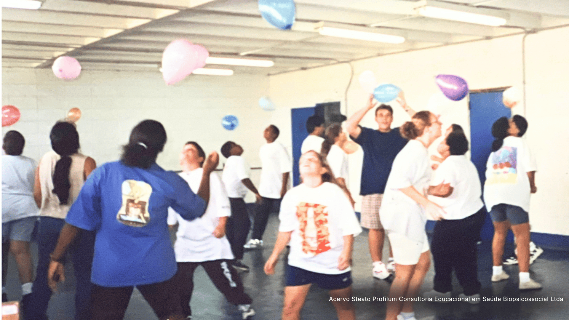 Vivência com bexigas em grupo, tratando a obesidade com alegria