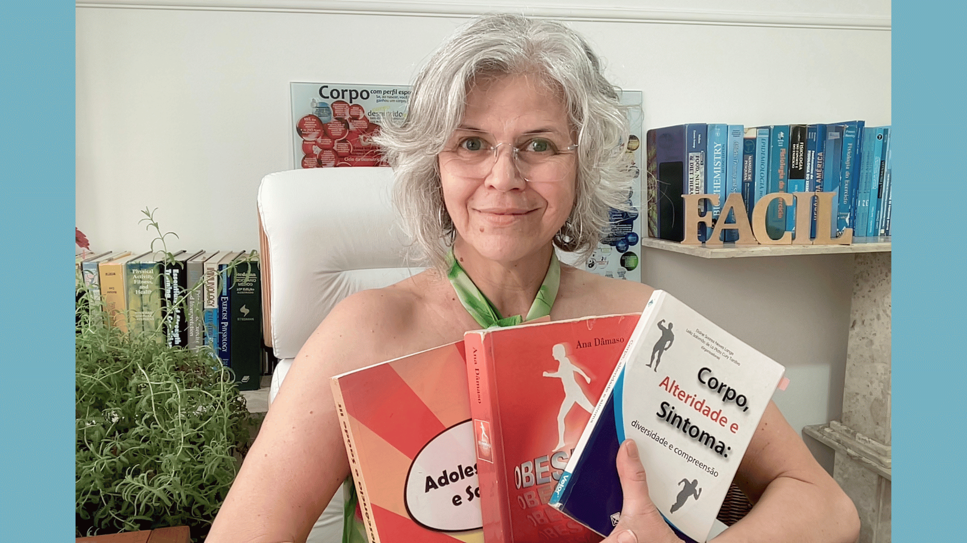 Dra. Cláudia Cezar segurando livros e publicações sobre obesidade